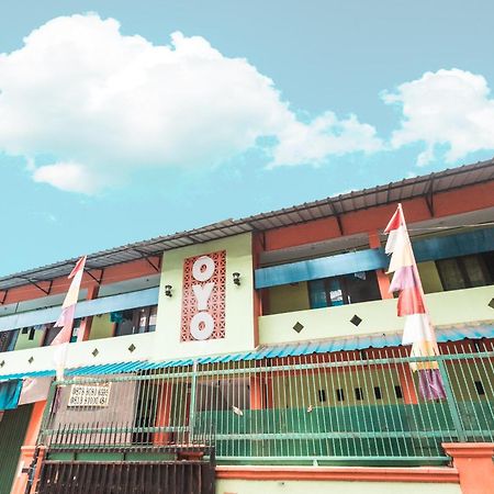 Oyo Living 1756 Amira Guest House Bekasi Ngoại thất bức ảnh