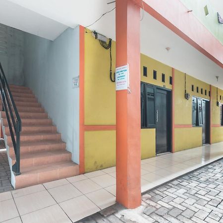 Oyo Living 1756 Amira Guest House Bekasi Ngoại thất bức ảnh