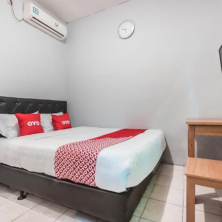 Oyo Living 1756 Amira Guest House Bekasi Ngoại thất bức ảnh