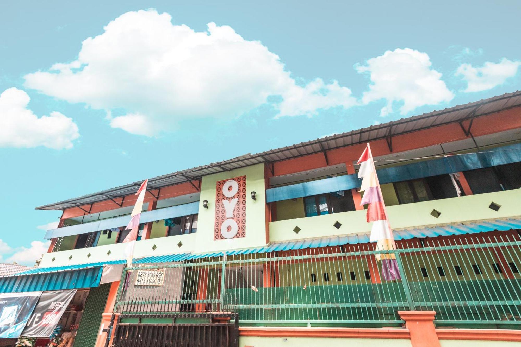 Oyo Living 1756 Amira Guest House Bekasi Ngoại thất bức ảnh