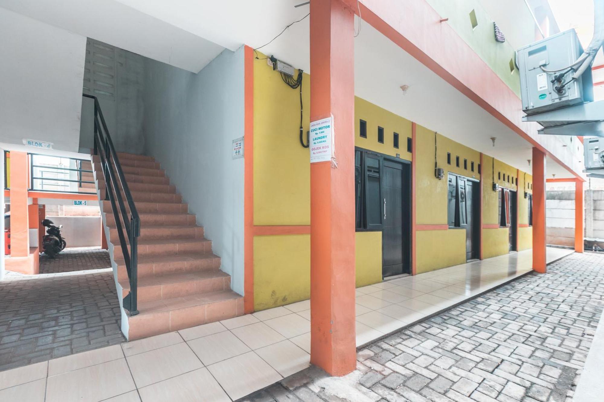 Oyo Living 1756 Amira Guest House Bekasi Ngoại thất bức ảnh