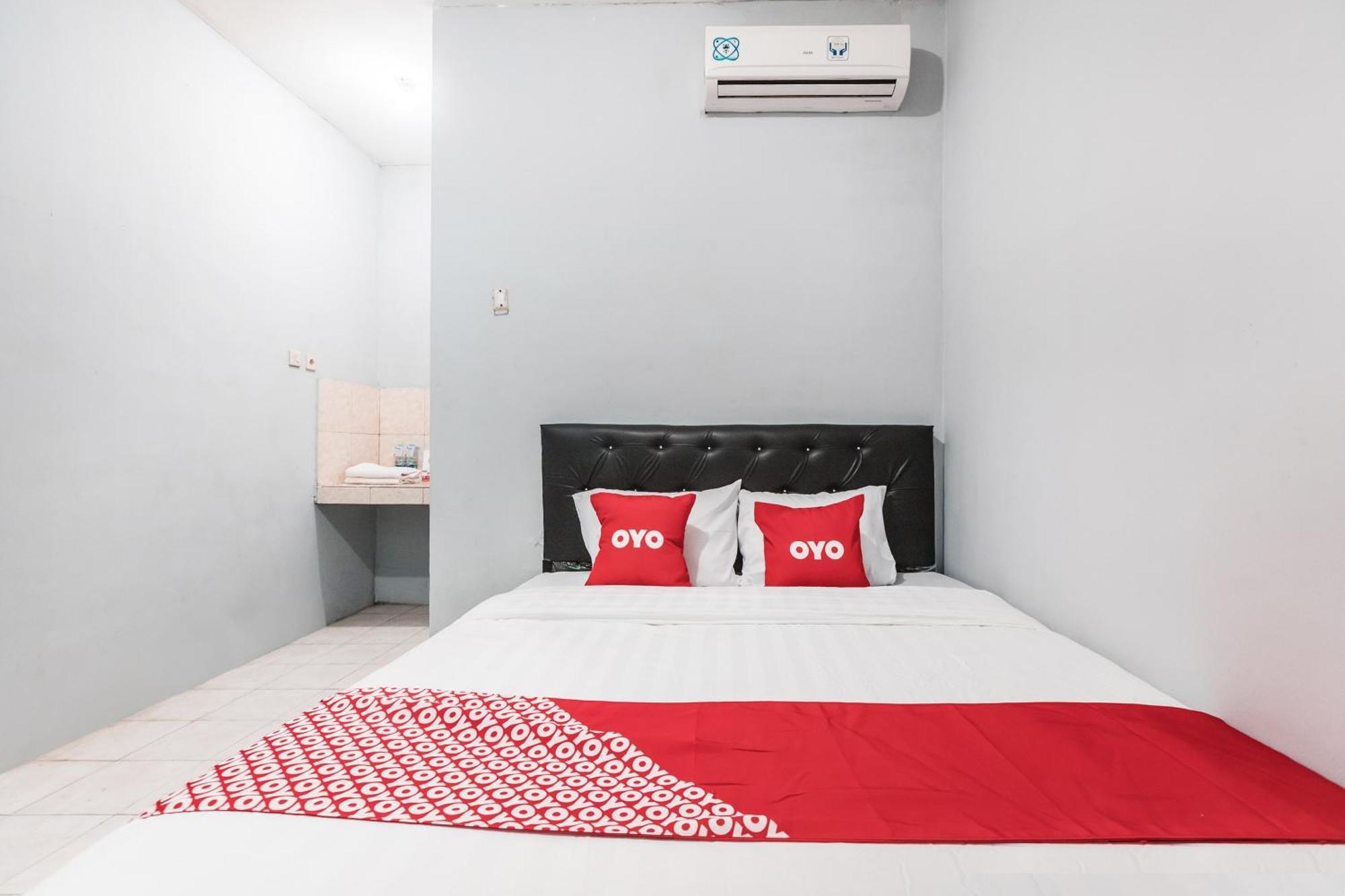 Oyo Living 1756 Amira Guest House Bekasi Ngoại thất bức ảnh