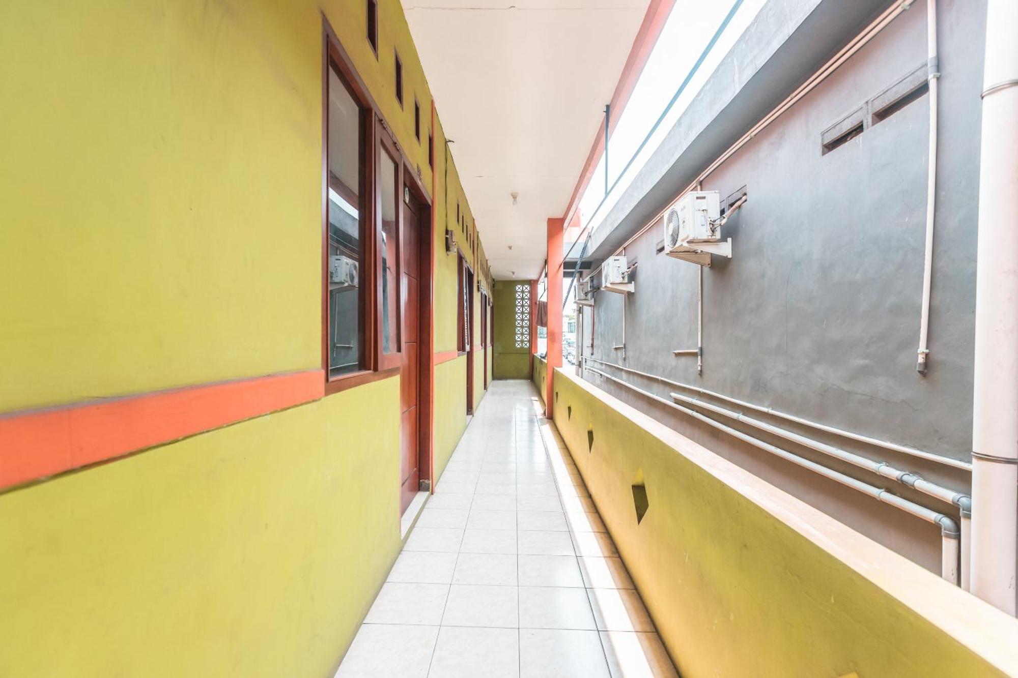 Oyo Living 1756 Amira Guest House Bekasi Ngoại thất bức ảnh