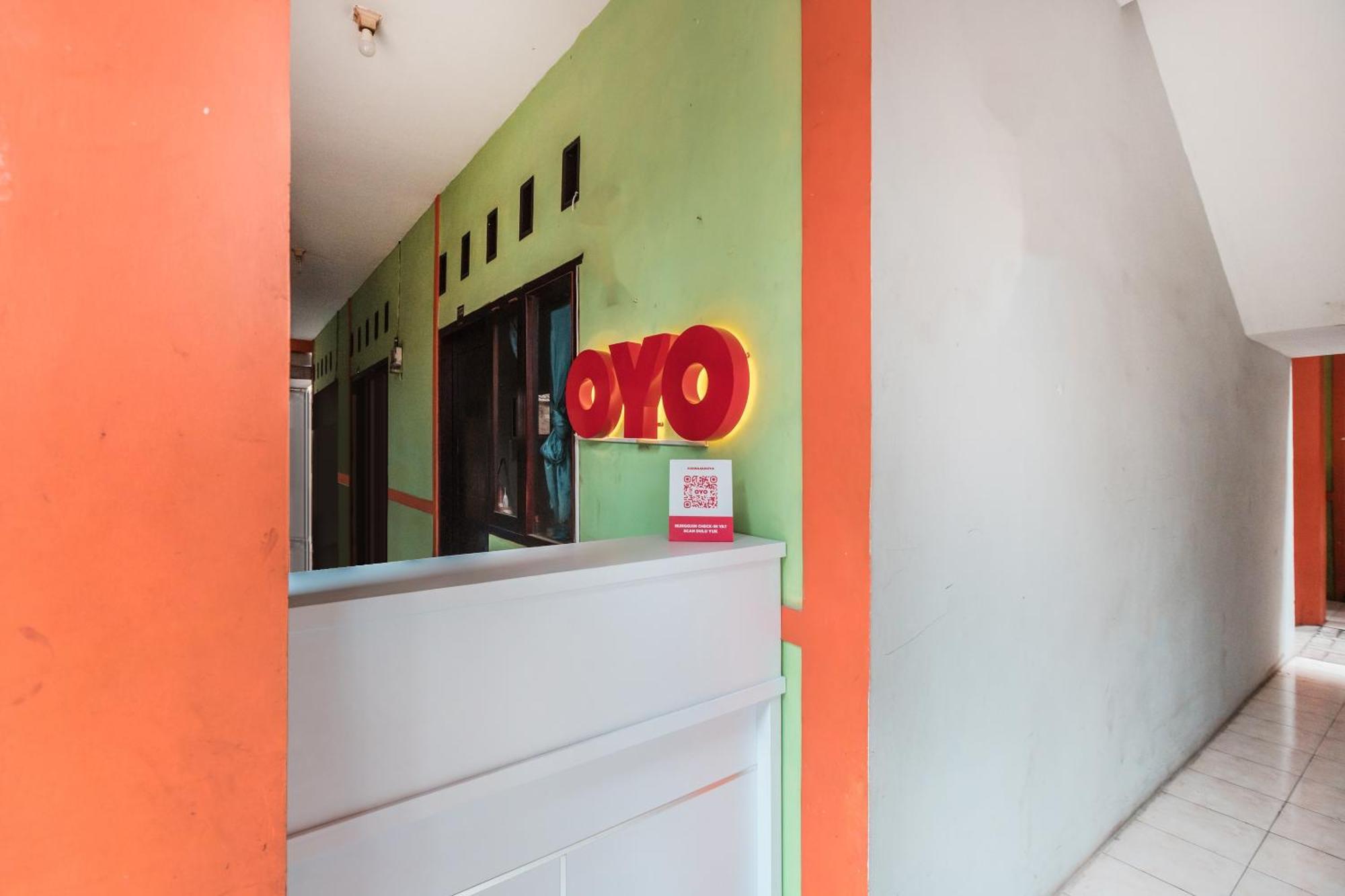 Oyo Living 1756 Amira Guest House Bekasi Ngoại thất bức ảnh