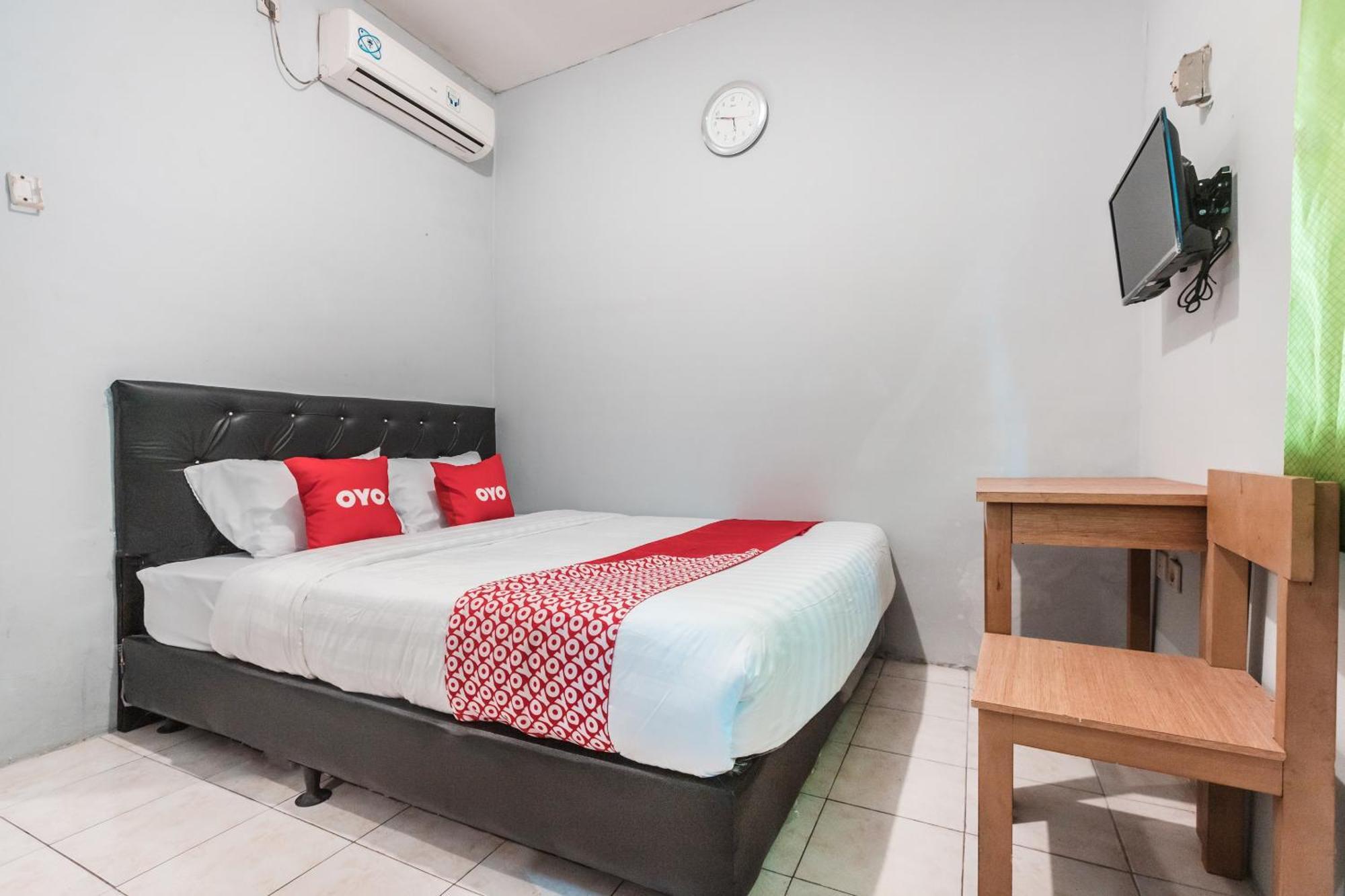 Oyo Living 1756 Amira Guest House Bekasi Ngoại thất bức ảnh