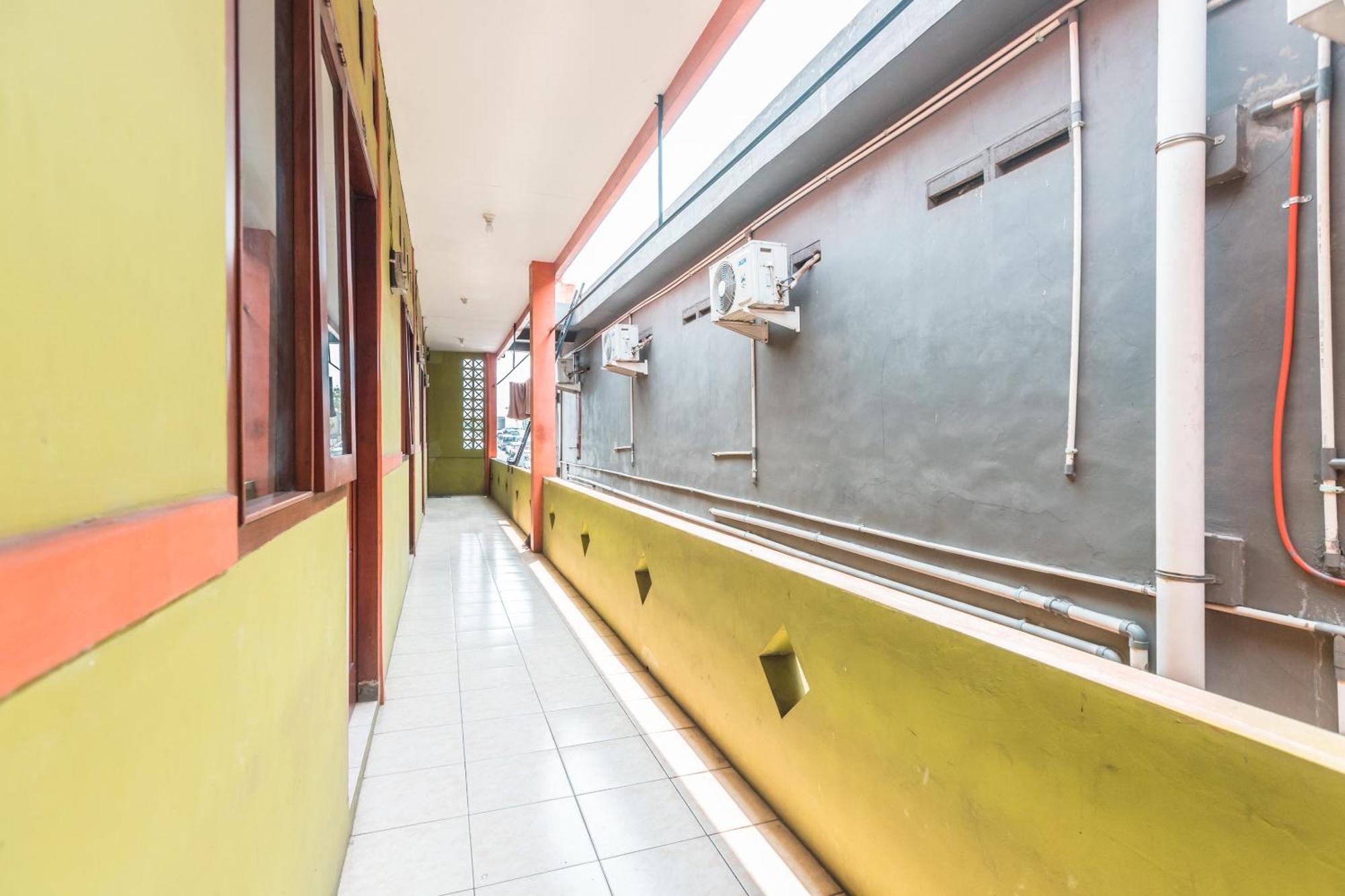 Oyo Living 1756 Amira Guest House Bekasi Ngoại thất bức ảnh