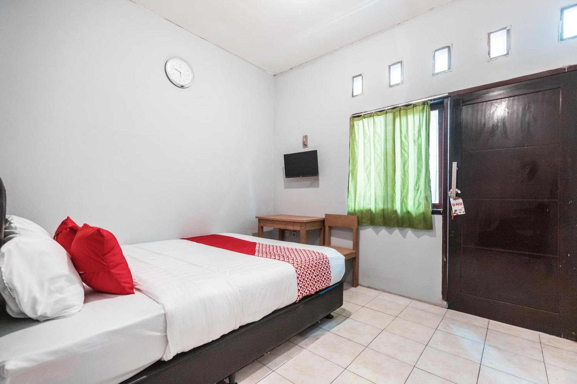 Oyo Living 1756 Amira Guest House Bekasi Ngoại thất bức ảnh