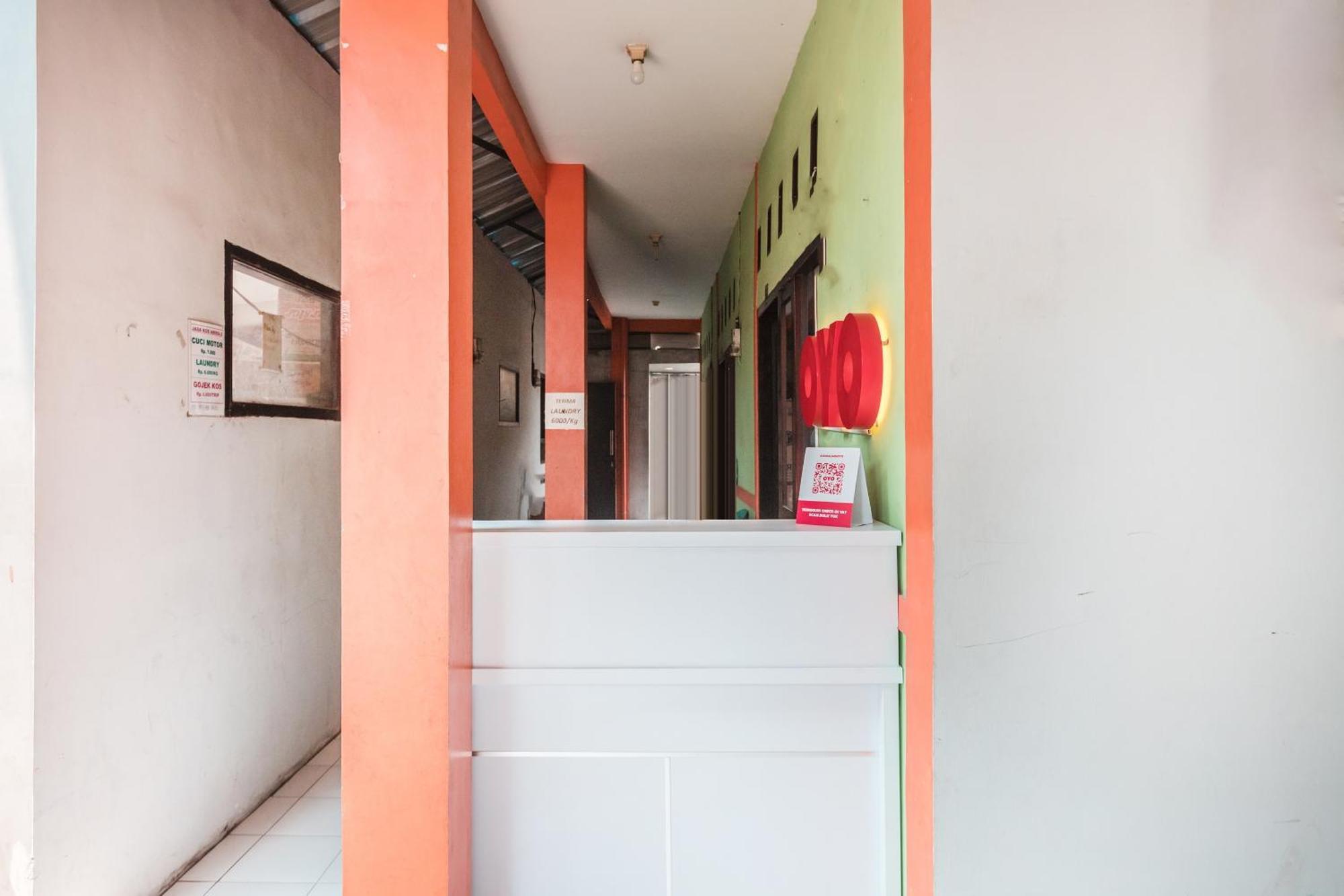 Oyo Living 1756 Amira Guest House Bekasi Ngoại thất bức ảnh