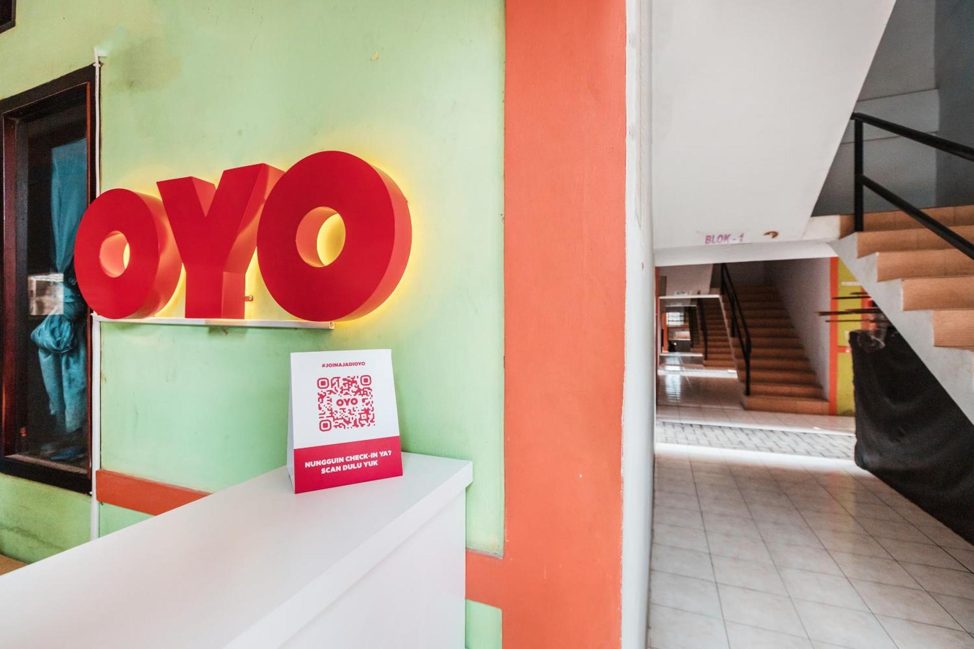 Oyo Living 1756 Amira Guest House Bekasi Ngoại thất bức ảnh